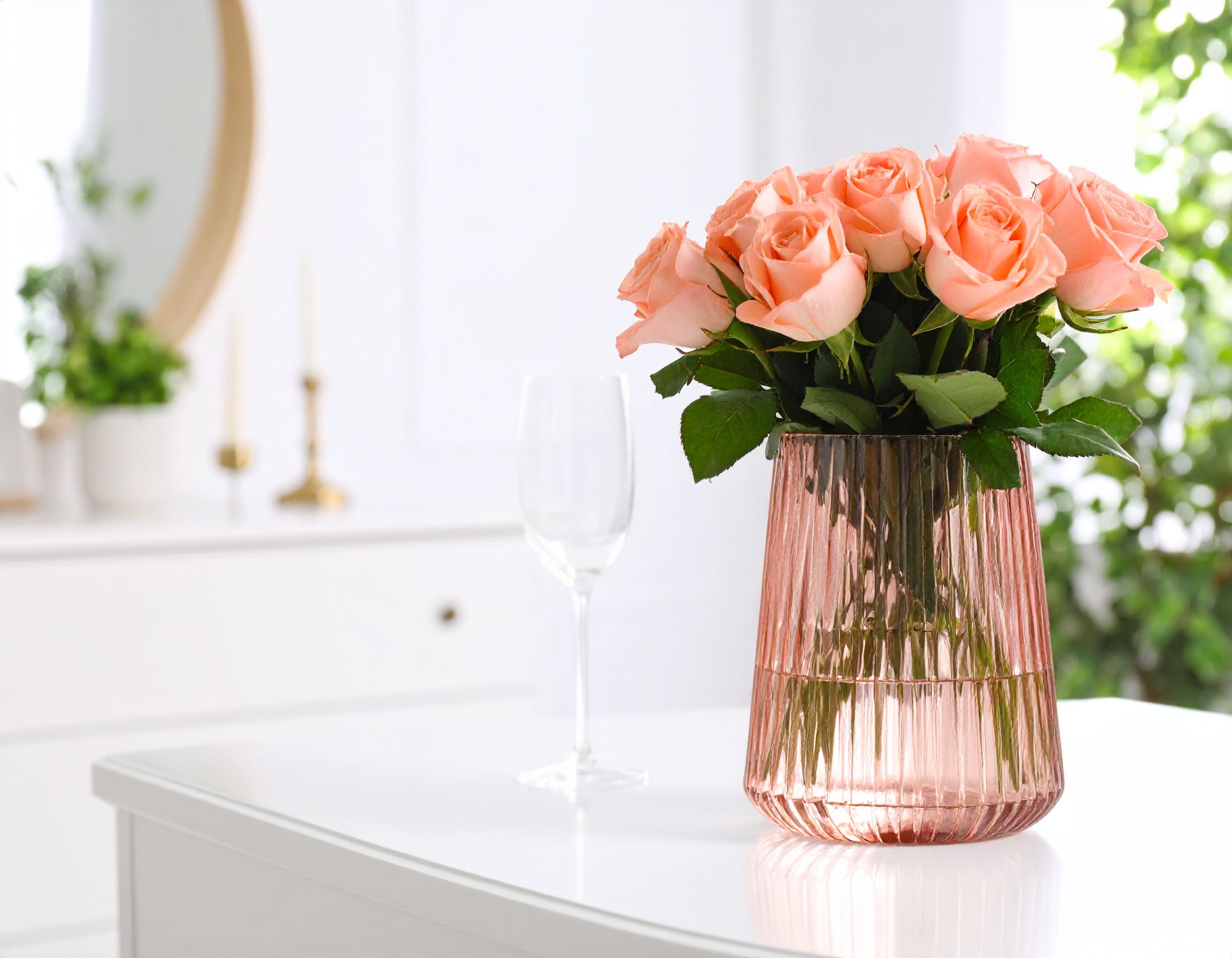 Florero de vidrio soplado minimalista con una rama seca