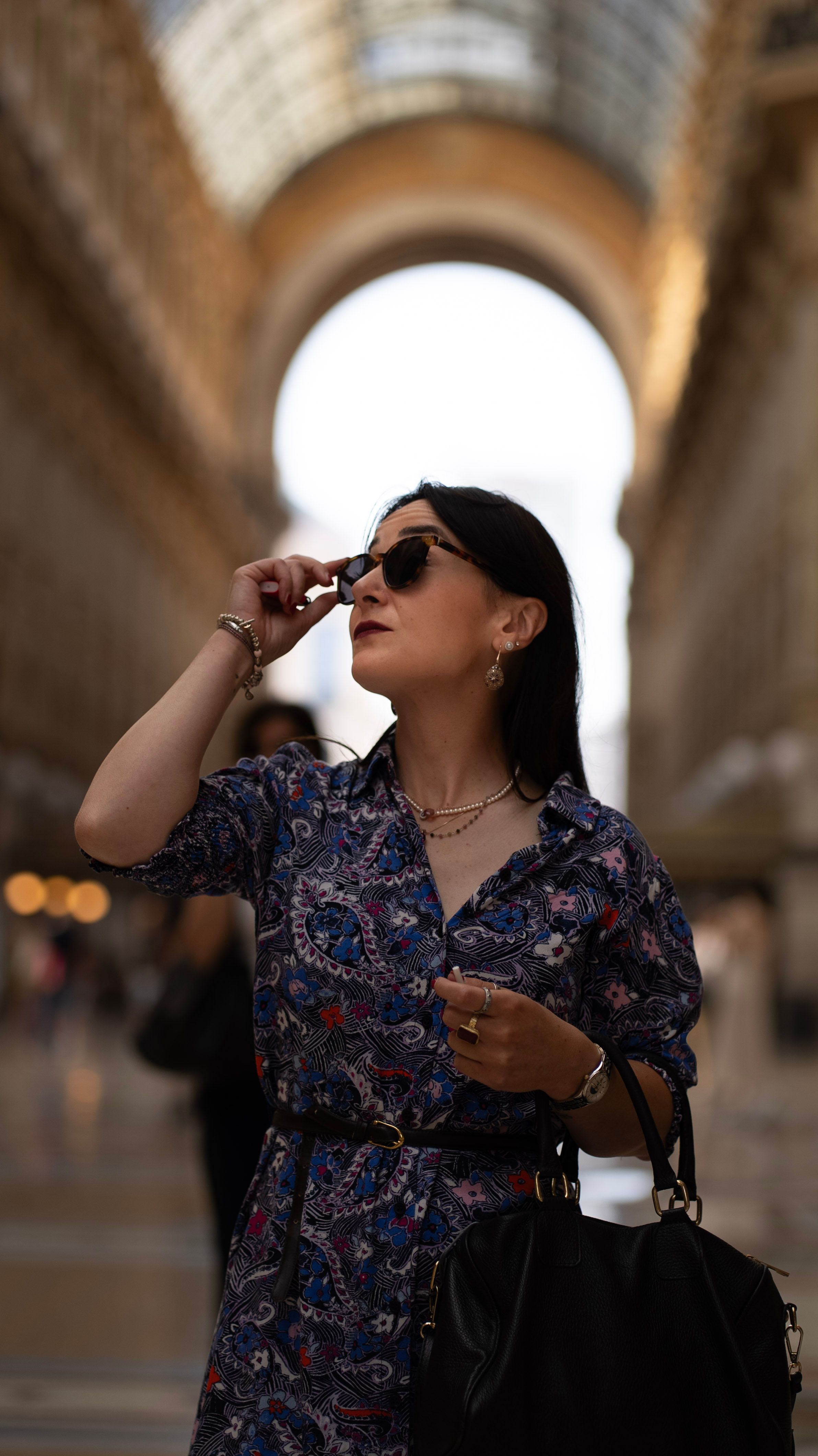 Gratis Una donna alla moda posa con sicurezza nella famosa Galleria Vittorio Emanuele II di Milano. Foto a disposizione