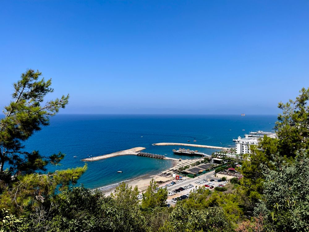 Plage méditerranéenne aux eaux bleues