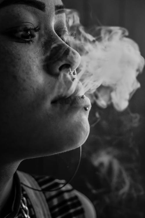 無料 煙を吹く人 写真素材