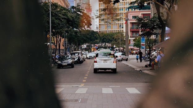 城市环境中，繁忙的街道上出租车穿梭，行人往来，高楼林立