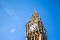从低角度仰望大本钟钟楼，背景清晰，令人惊叹，是伦敦的地标