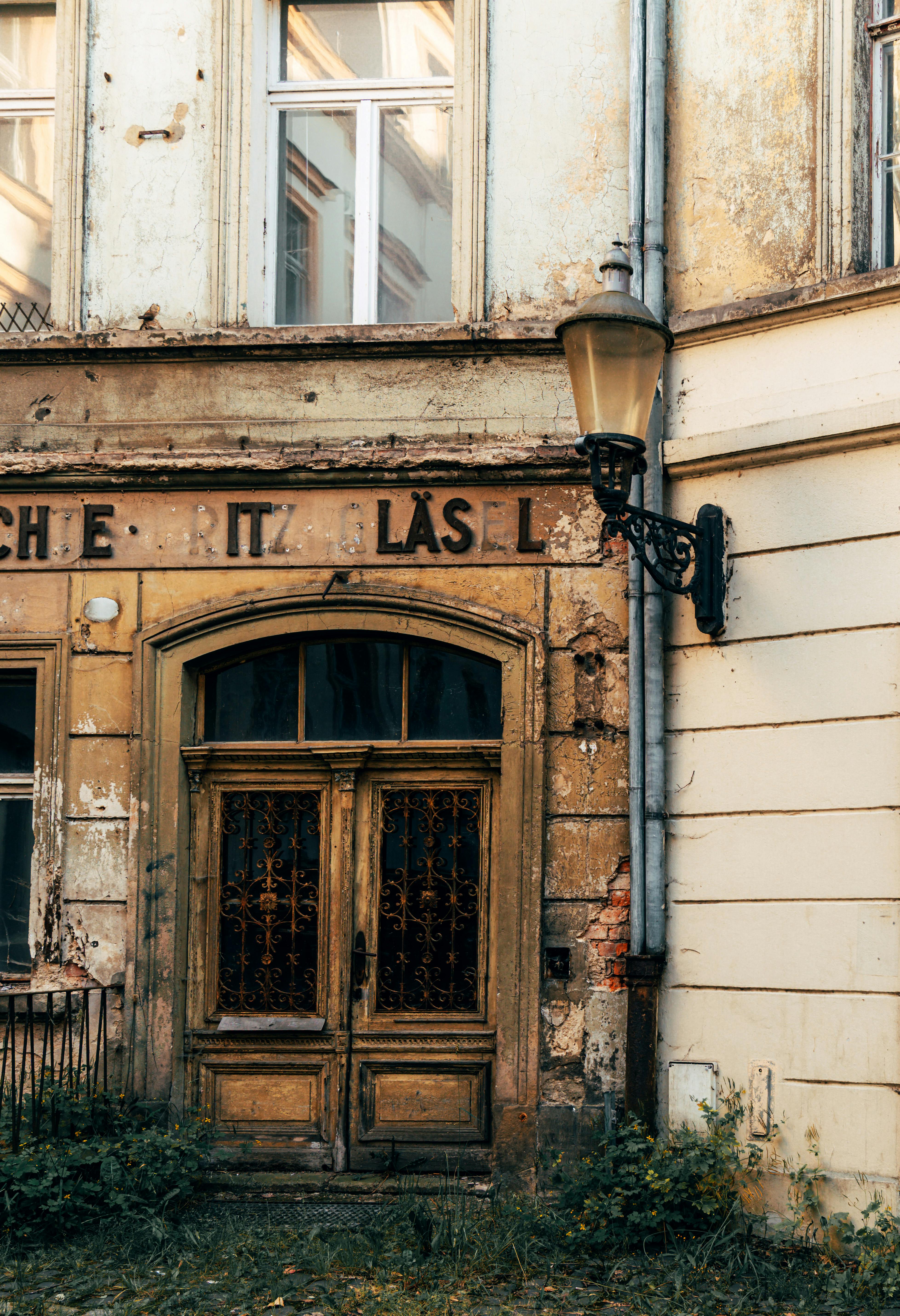 Gratis Vintagefacade af en gammel bygning i Zittau, der fremviser slidt arkitektur og rig historie. Lagerfoto