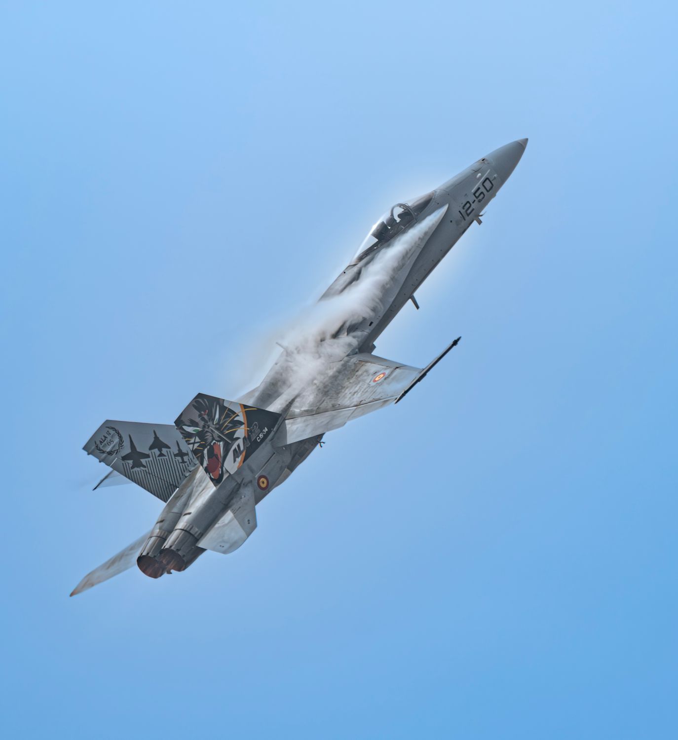 Dynamic Jet Fighter in Steep Climb Against Clear Sky · Free Stock Photo