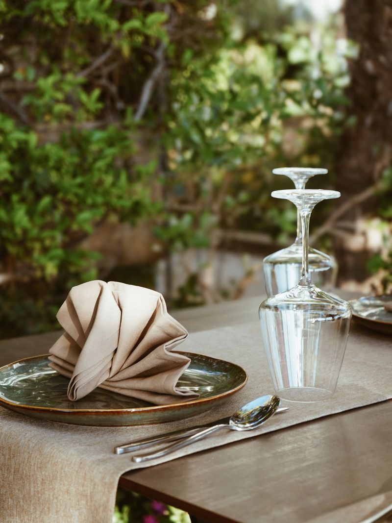 Table dressée en terrasse extérieure