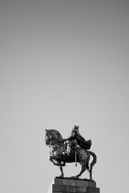 Black and white photo of a monument in Buenos Aires, featuring a historical equestrian statue.