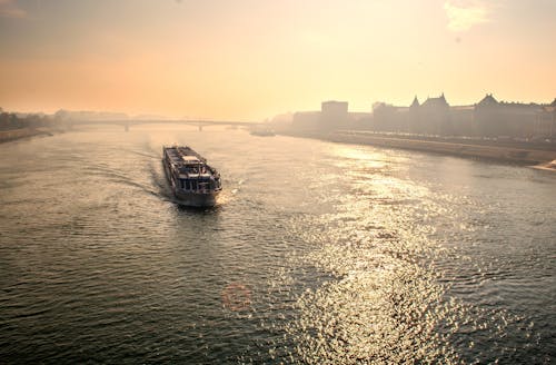 gratis Boot In Zee Tegen Hemel Tijdens Zonsondergang Stockfoto