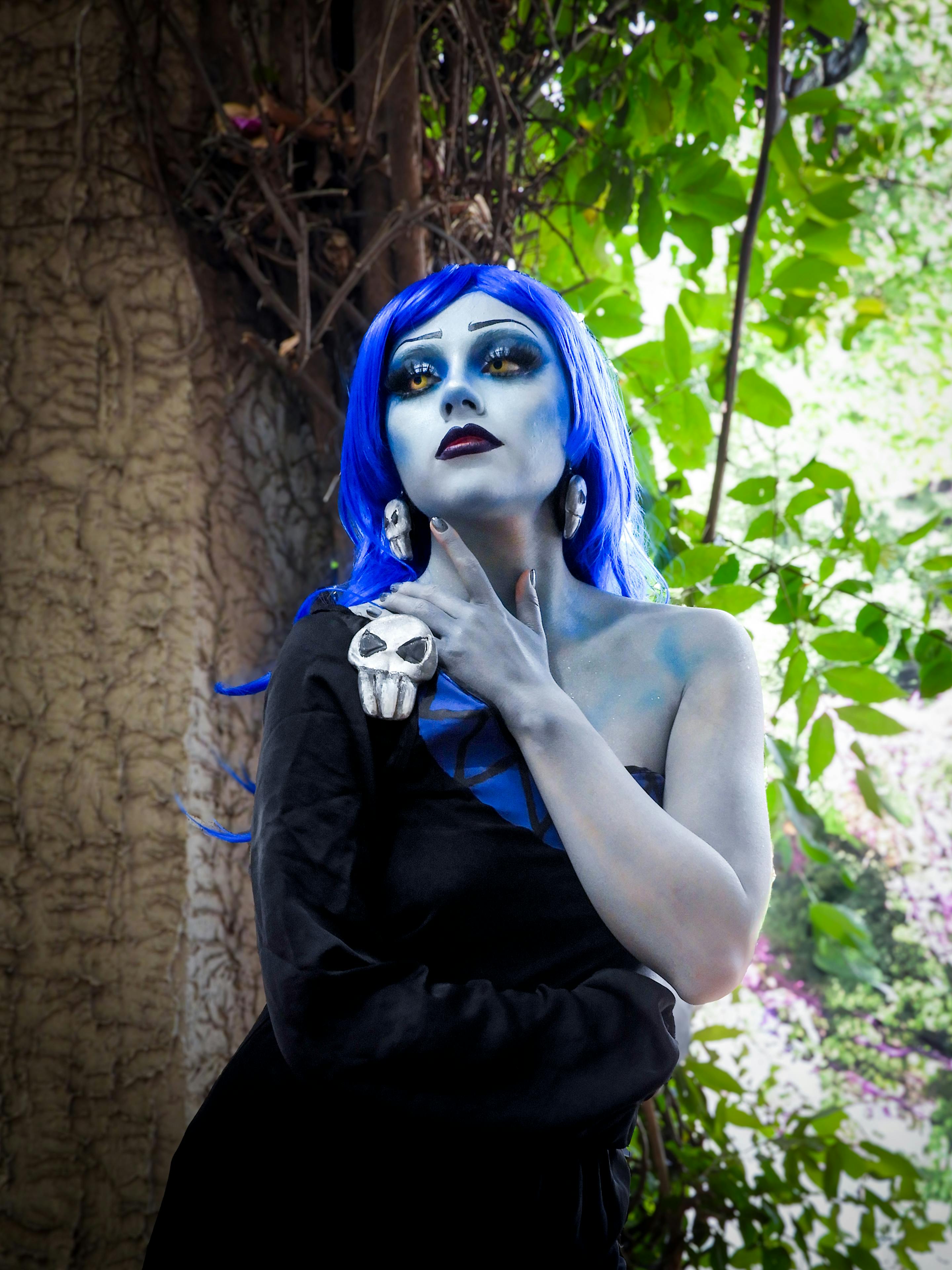 Kostenlos Lebendiges Cosplay-Porträt mit blauhaariger Figur in Theaterschminke und Kostüm im Freien. Stock-Foto