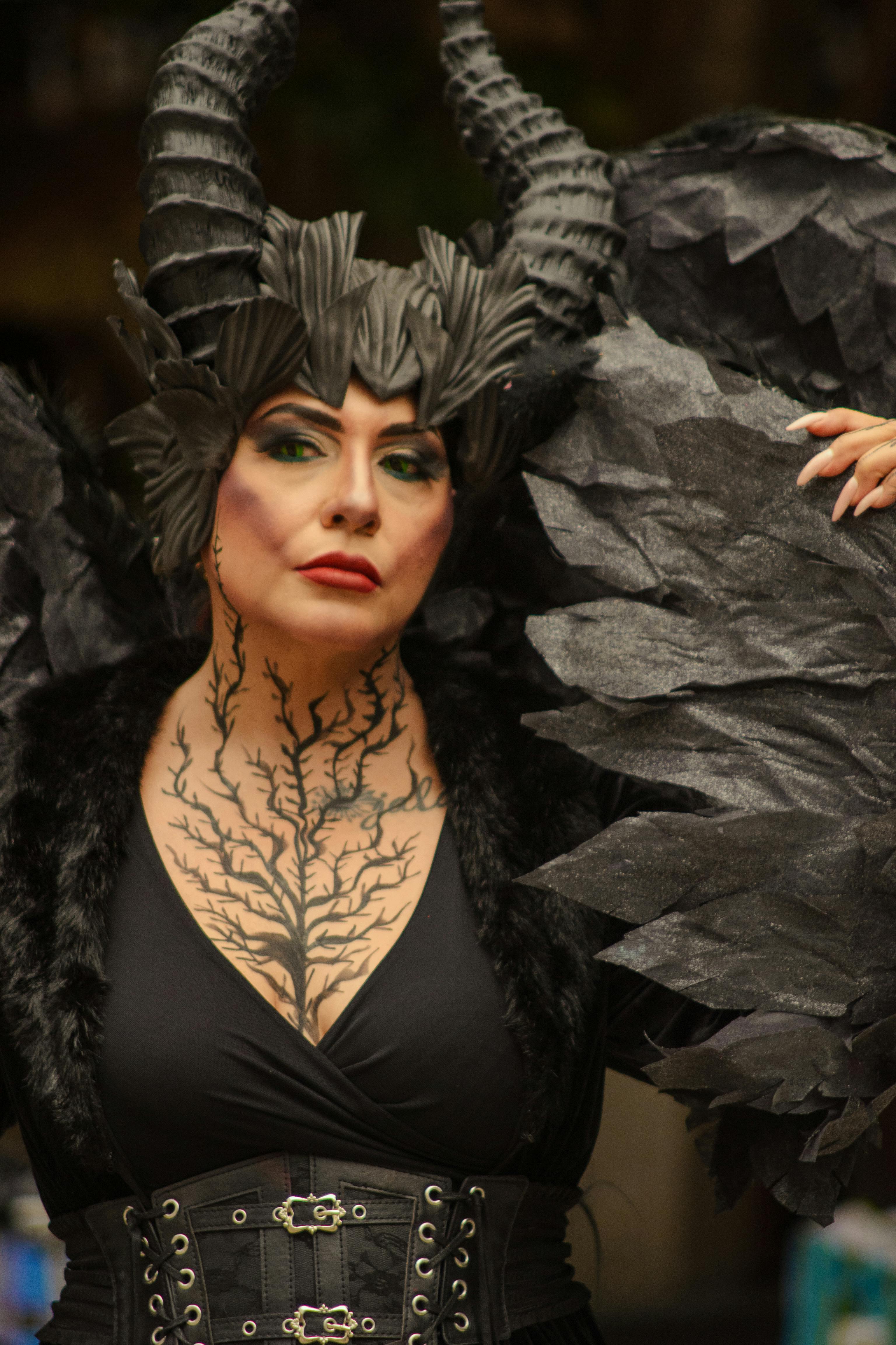 Gratuit Cosplay élaboré avec des cornes et un maquillage détaillé dans une pose saisissante. Photos