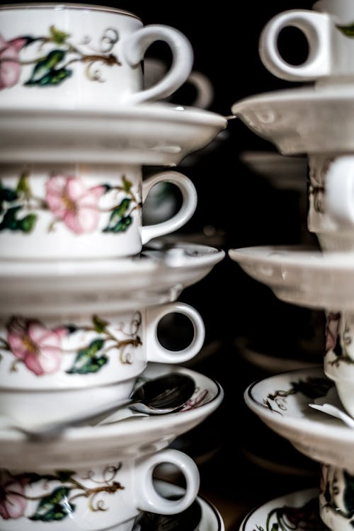 Weiße, Rosa Und Grüne Florale Keramik Teetassen Und Untertassen