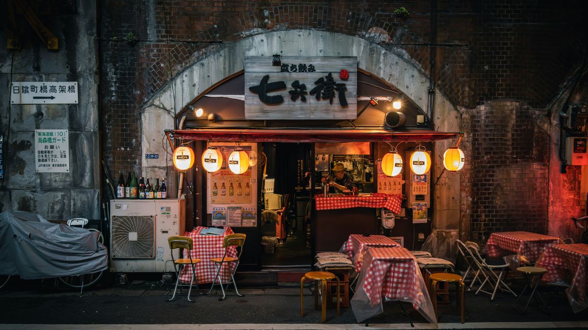 温かい明かりがともる居酒屋の外観