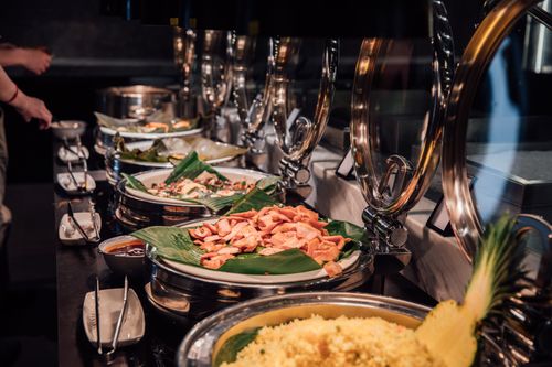 Free Elegant buffet setup featuring tropical dishes on banana leaves, ideal for event catering inspiration. Stock Photo