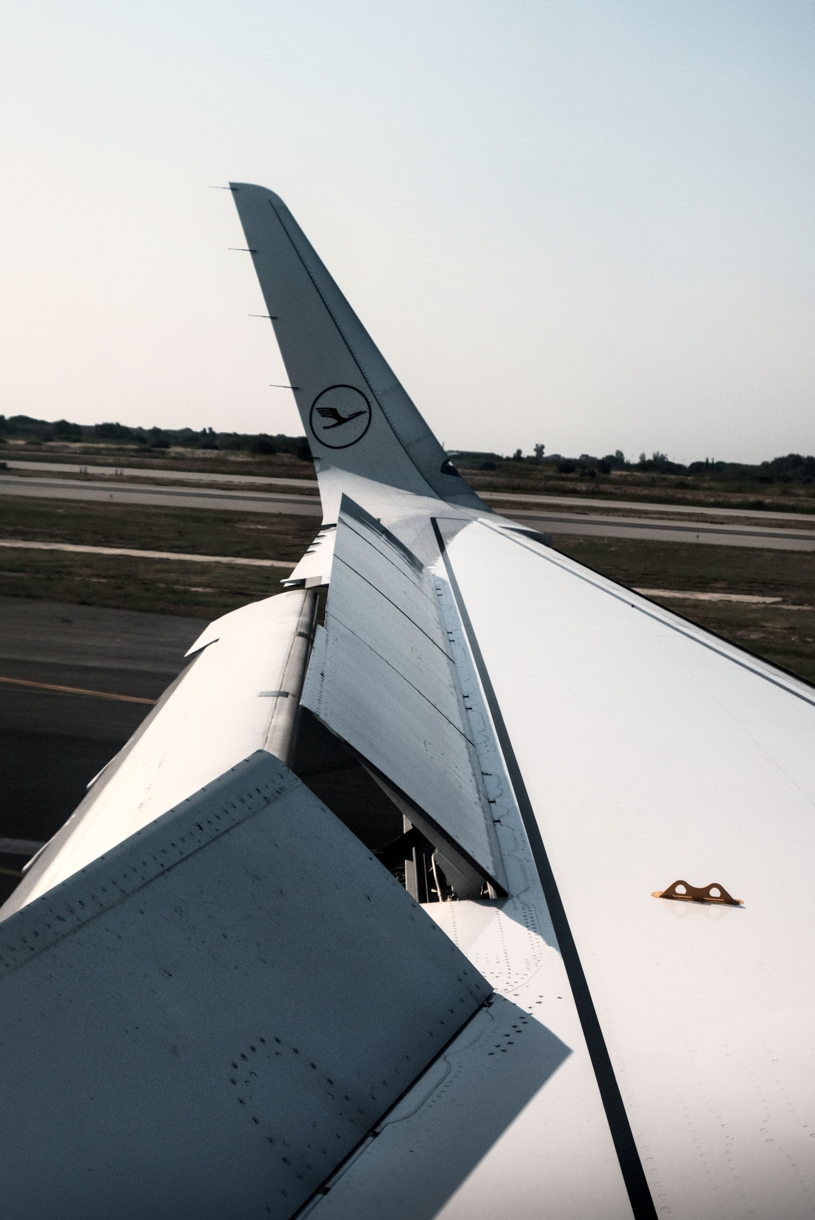 Gratis Nærbillede af flyvinge og flaps i bevægelse på landingsbanen. Ideel til luftfartstemaer. Lagerfoto