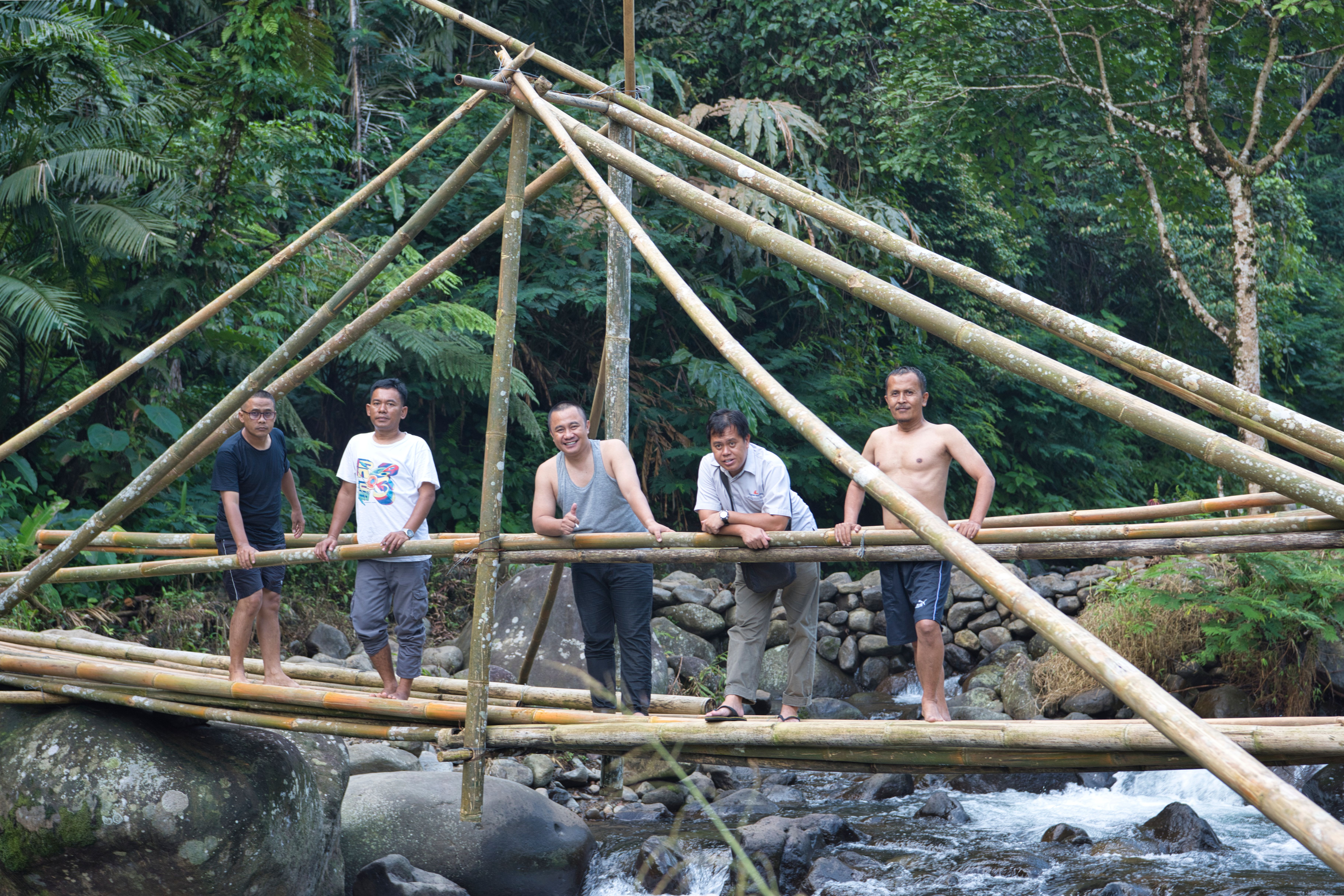 Team von Reiseexperten in natürlicher Umgebung