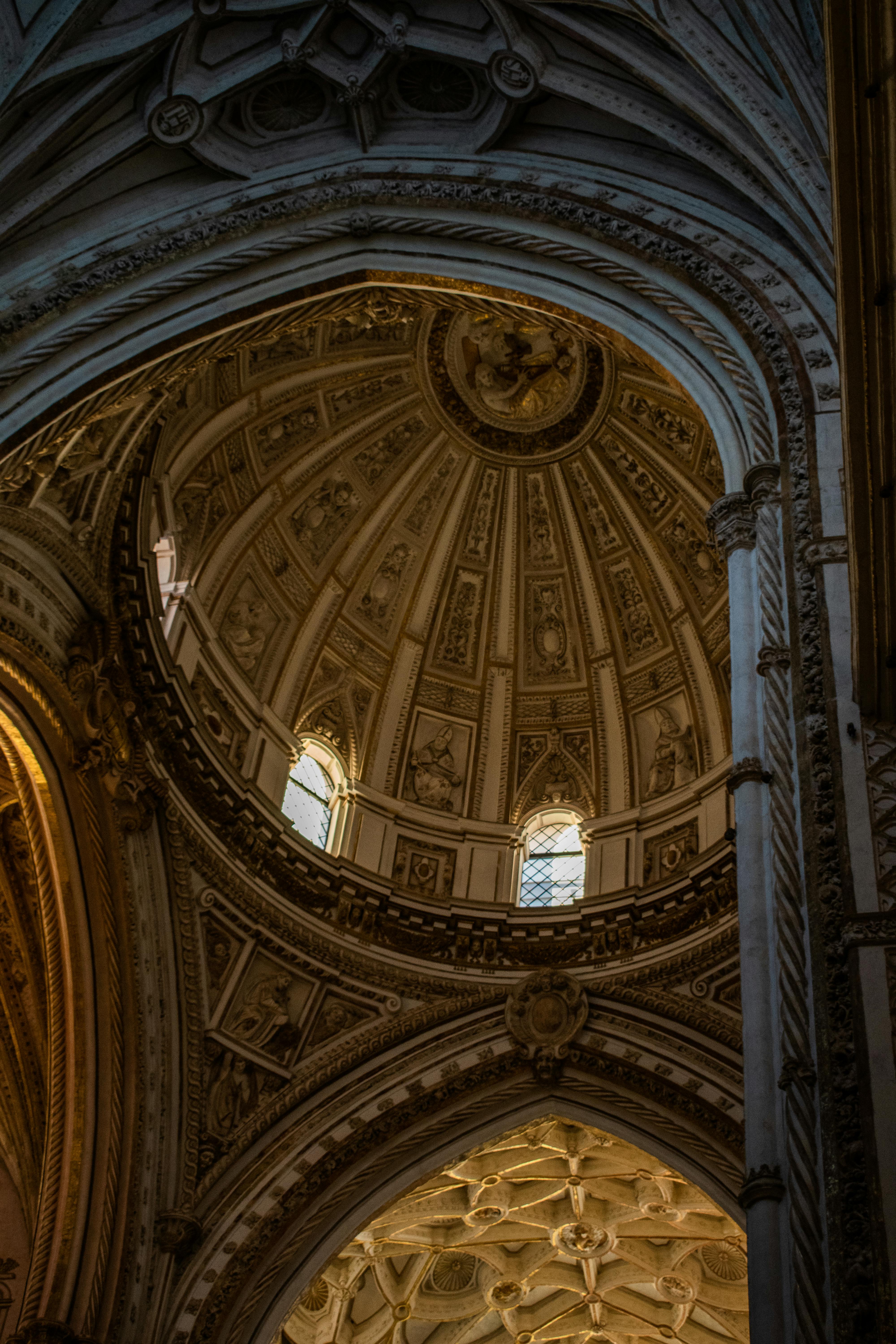 бесплатная Потрясающий вид на купол собора, демонстрирующий сложную архитектуру и дизайн. Стоковое фото