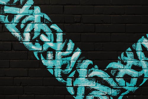 Фотография граффити на кирпичной стене