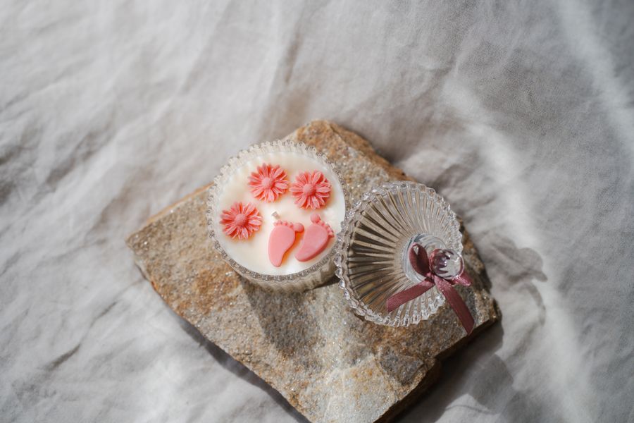 Vela artesanal para bautizo con decoración delicada de bebé