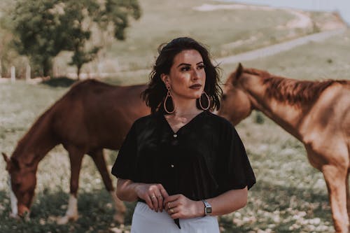 Free Woman Standing Near Brown Horse Stock Photo