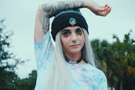 奥兰多的一名年轻女子在户外大胆地化妆和纹身，并且没有戴帽子