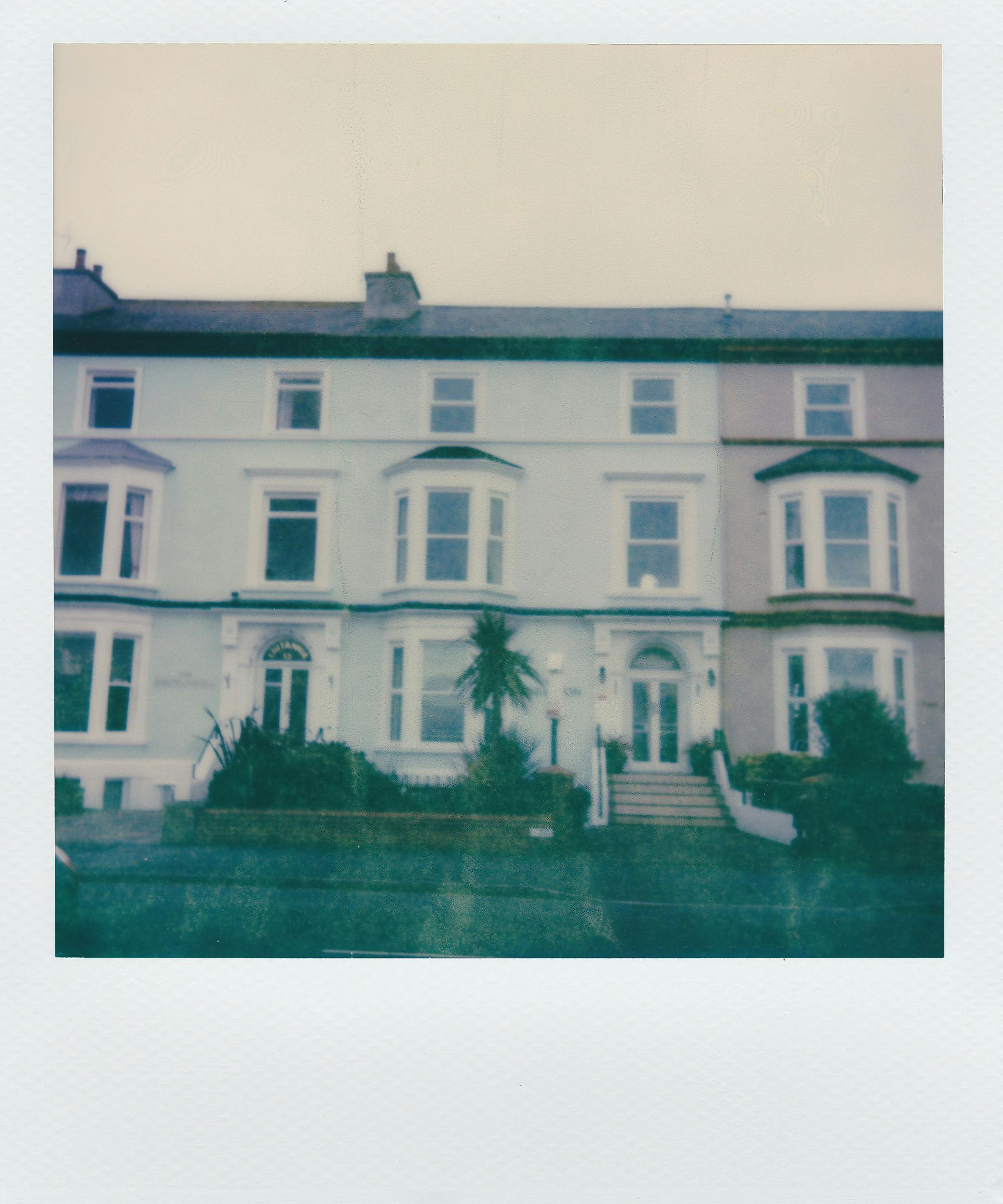 宝丽来照片展示了经典城市联排别墅的建筑设计门面