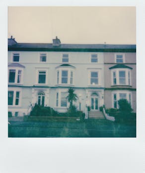 宝丽来照片展示了经典城市联排别墅的建筑设计门面