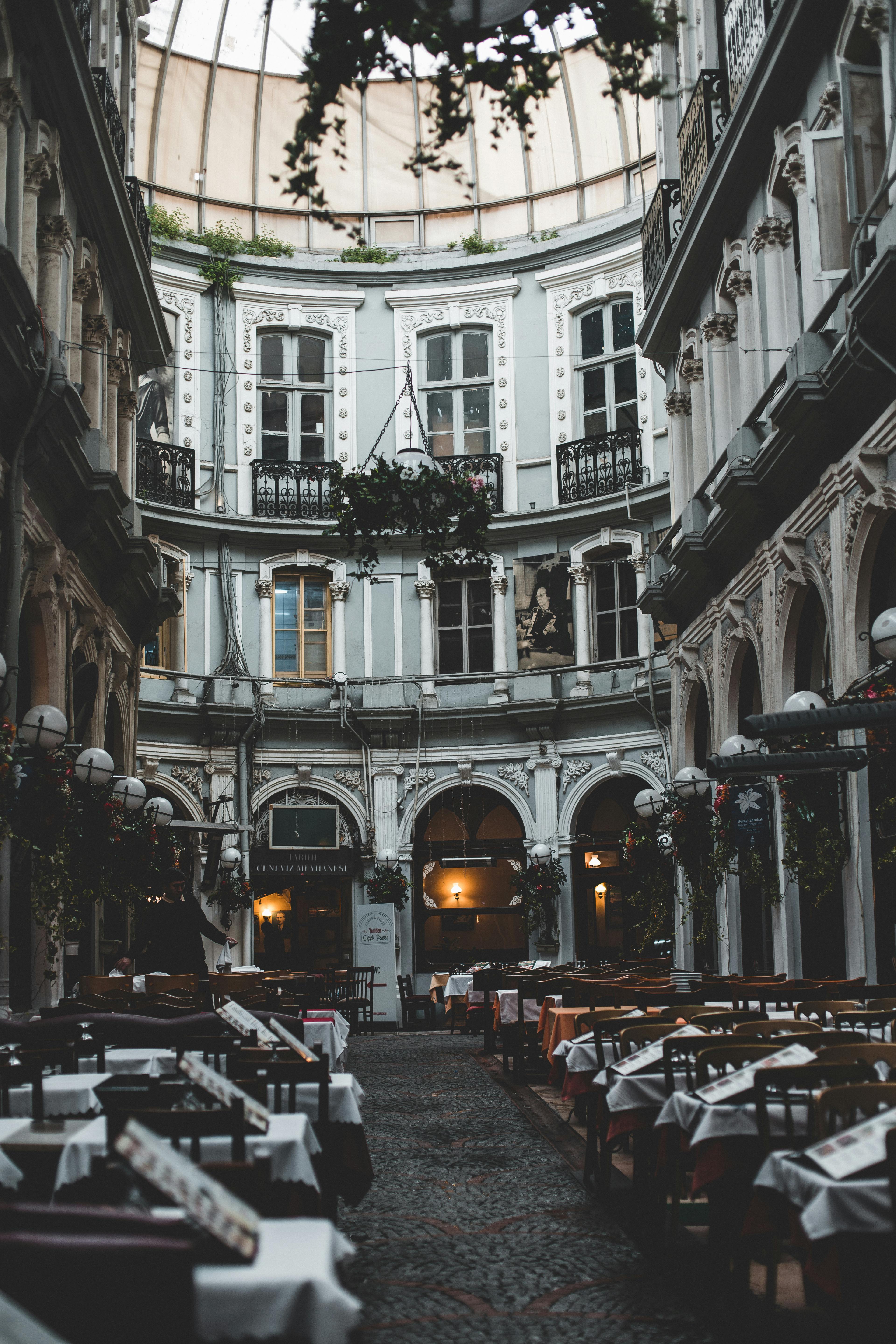 欧式风格的庭院里，迷人的户外用餐空间拥有经典的拱门和优雅的装饰