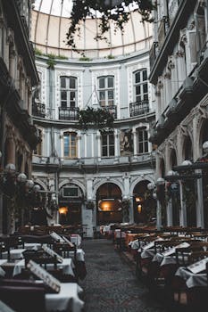 欧式风格的庭院里，迷人的户外用餐空间拥有经典的拱门和优雅的装饰