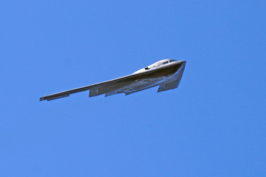 B-2 Spirit stealth bombarder u letu na vedrom plavom nebu