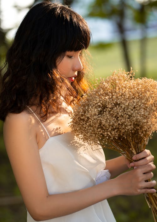 女人抱著花束