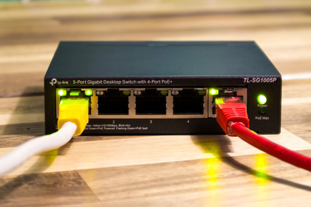 Switch de datacenter con 32 puertos QSFP28 100G poblados con módulos ópticos y conectores MPO-12