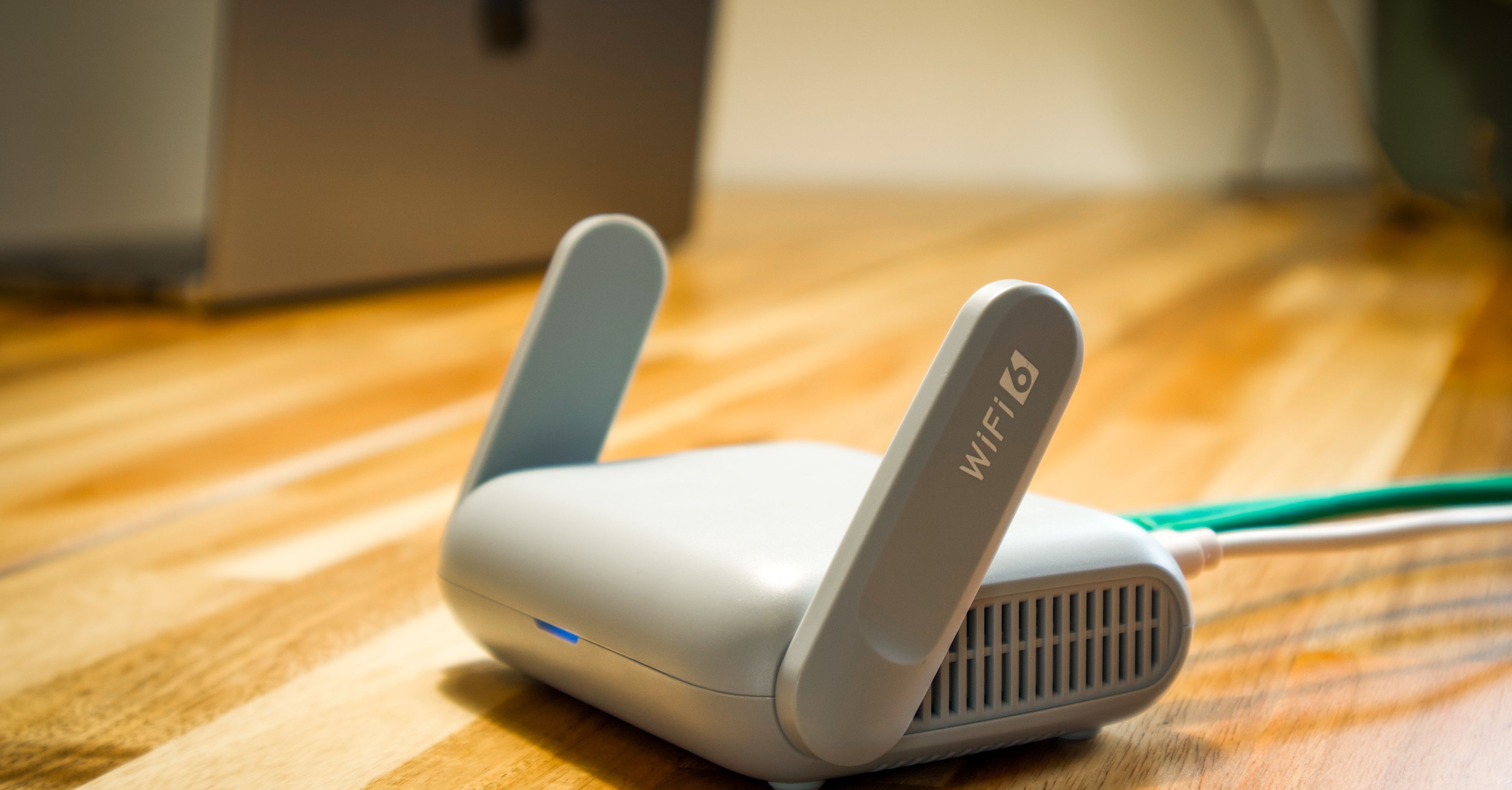 Router Wi-Fi na biurku