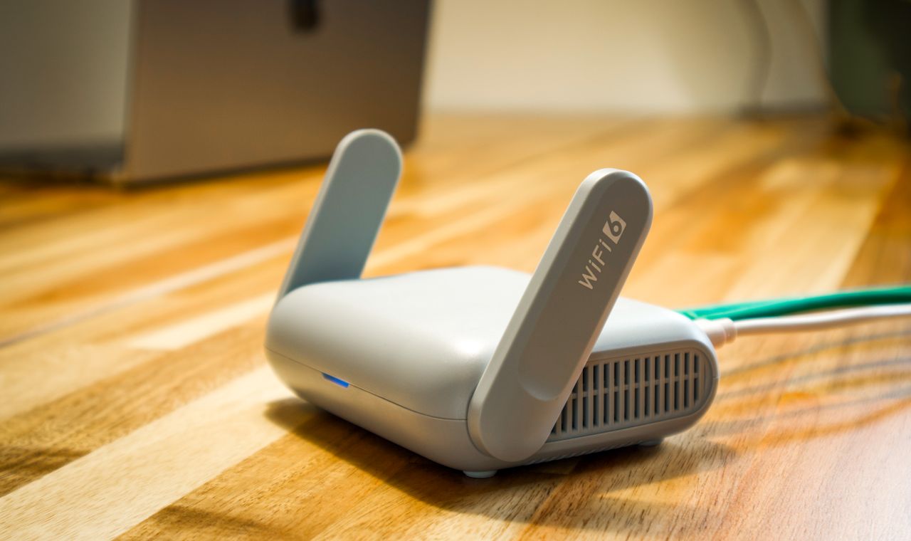Box internet 5G Wi-Fi 6 branchée sur un parquet dans un salon, sans technicien ni prise fibre