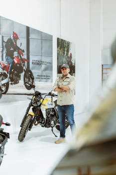 persona posando al lado de una moto