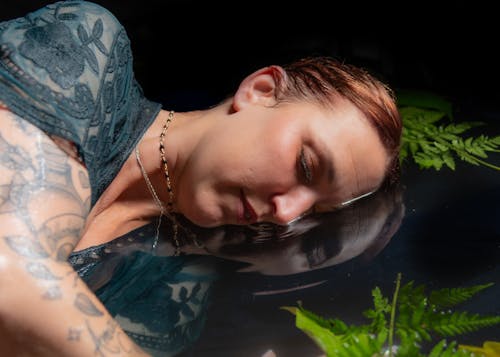 Retrato artístico con reflejo en agua