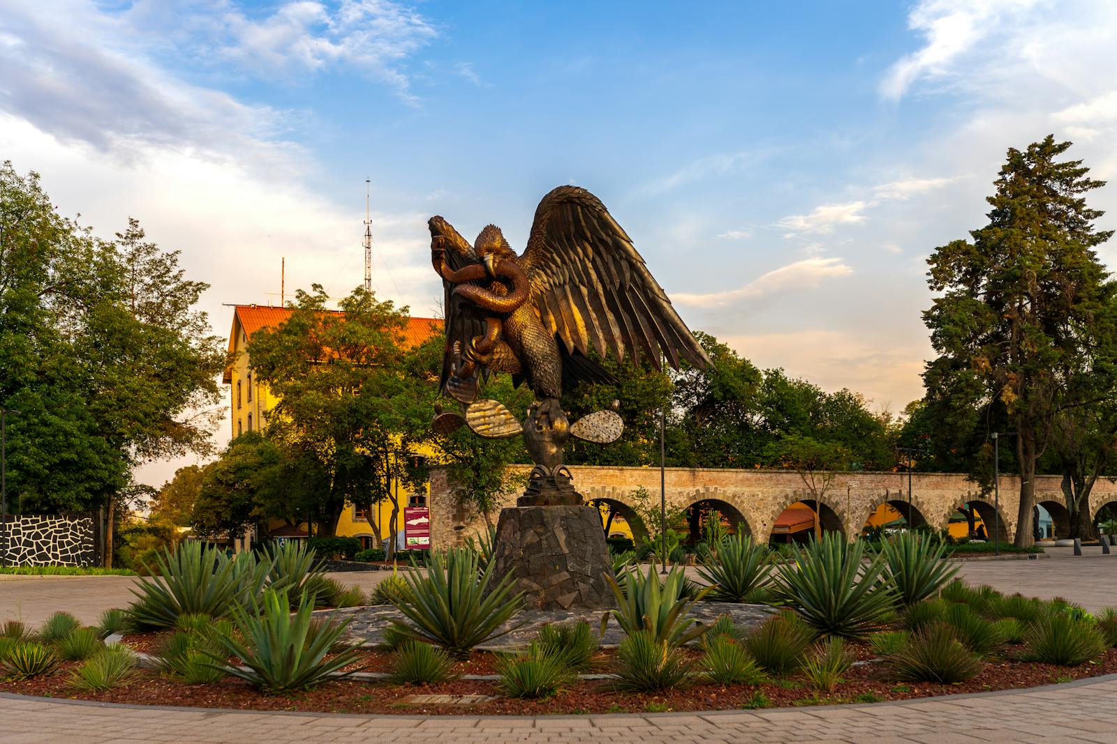 Scène emblématique d'une sculpture représentant l'aigle du Mexique dans un parc de Mexico