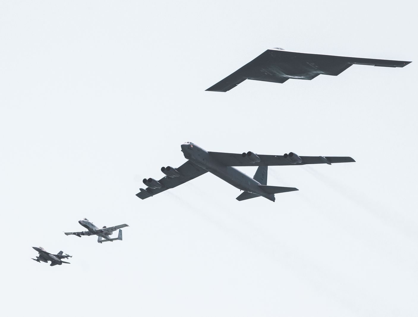 Sobrevoo de esquadrão da Força Aérea americana durante cerimônia de recepção a Xi Jinping