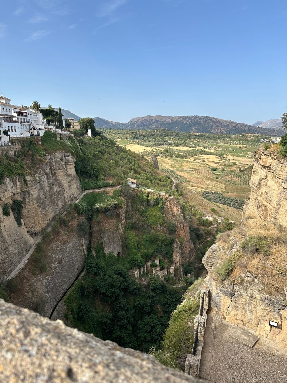 Casele din Ronda cocoțate pe marginea falezei stâncoase