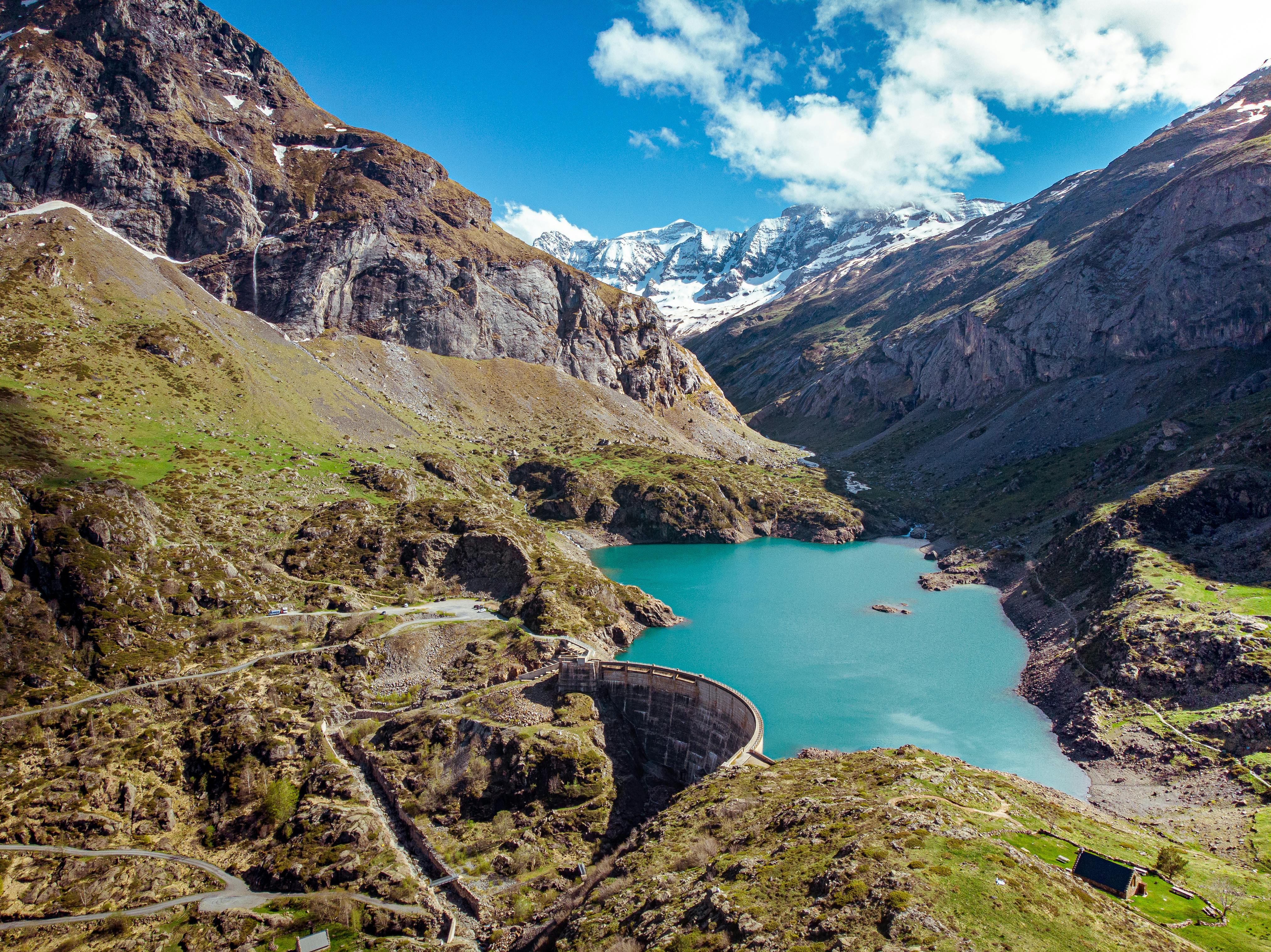 Bougie allumée sous la pluie lors d'une nuit humide