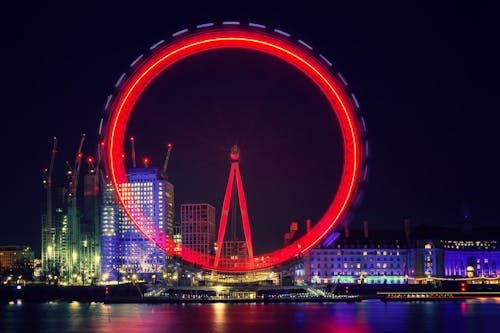 Grande Roue Avec Lumière Rouge à Côté Du Plan D'eau