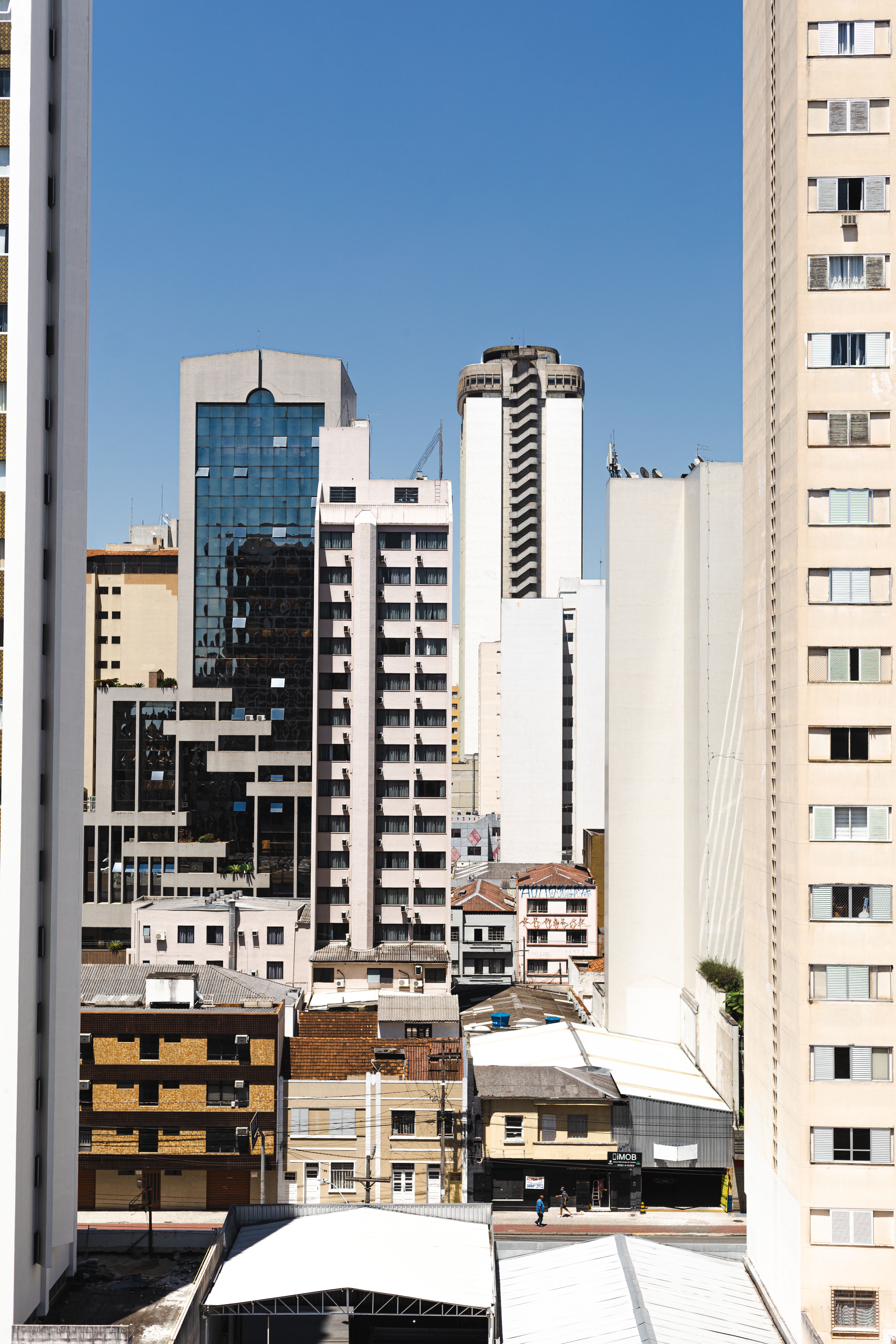 Modern City Street in Perspective · Free Stock Photo
