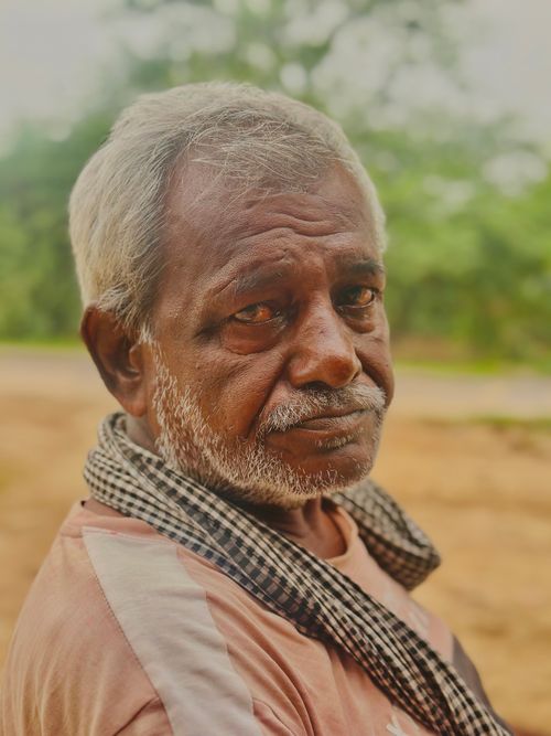 Free Close-up portrait of an elderly man with a contemplative expression, outdoors. Stock Photo
