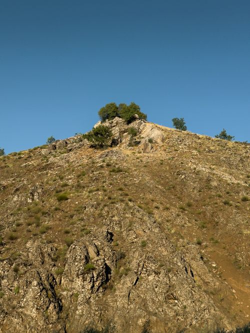 Free Scenic view of rocky hill landscape with green trees against a clear blue sky in Elazığ, Türkiye. Stock Photo