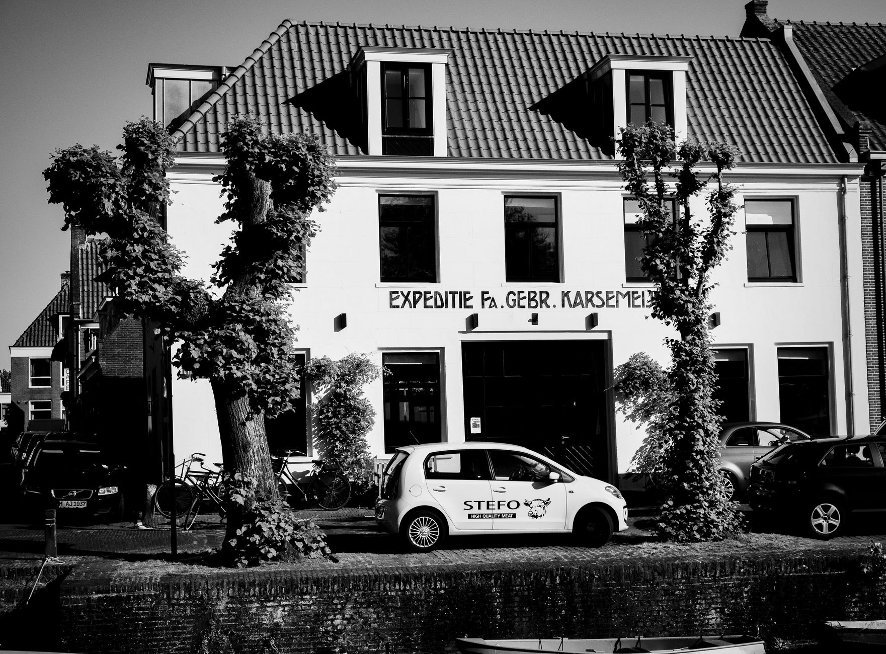 Oldtimer uit 1902 raakt van de dijk in Alem