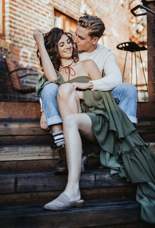 Foto De Pareja Sentada En Las Escaleras