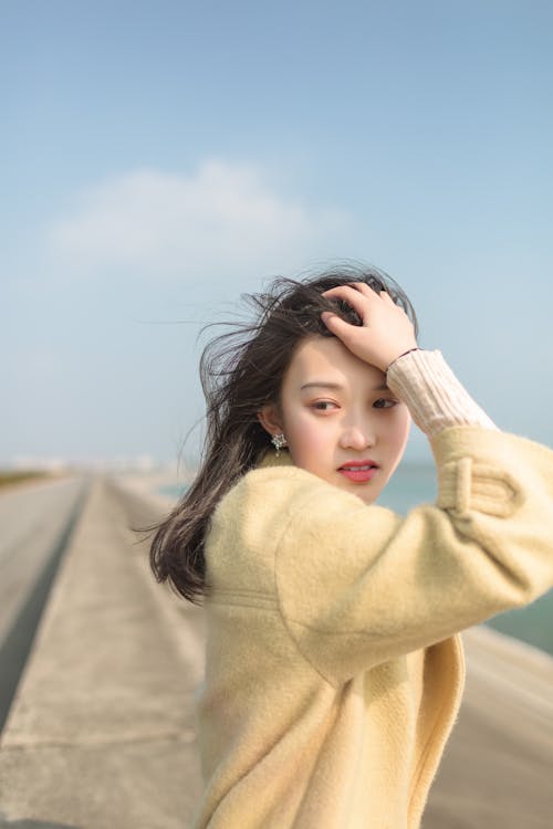 Free Photo of Woman Wearing Beige Sweater Stock Photo