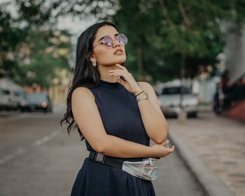 Lunettes De Soleil Marron Et Robe Sans Manches Noire Pour Femmes