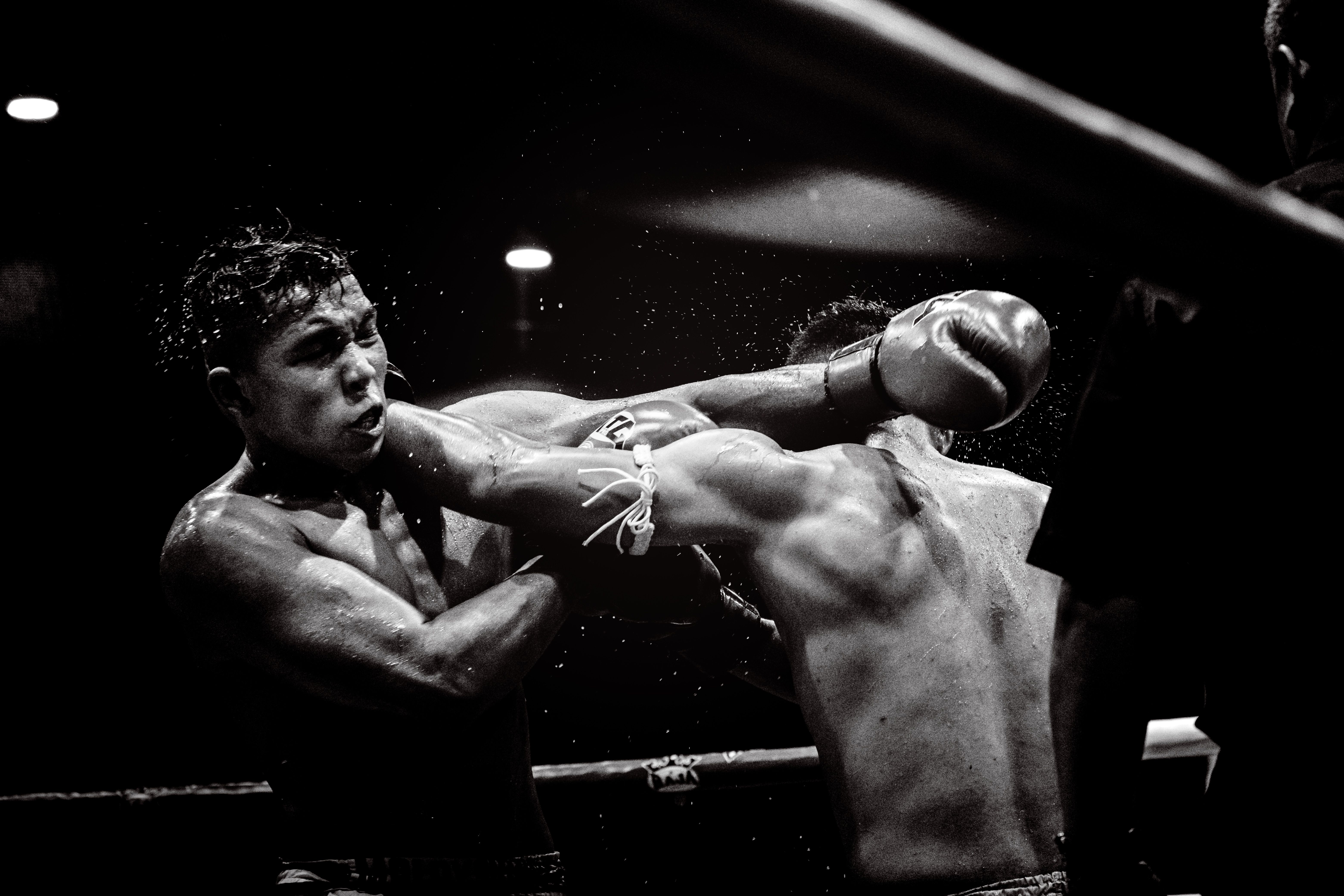 Ação Intensa De Luta De Boxe Em Preto E Branco · Foto profissional gratuita