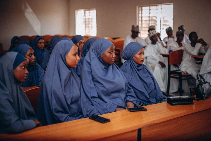 Pelajar berhijab menyimak pembelajaran di kelas