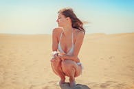 一位穿着比基尼的女人在沙漠中享受阳光明媚的一天，休闲又放松