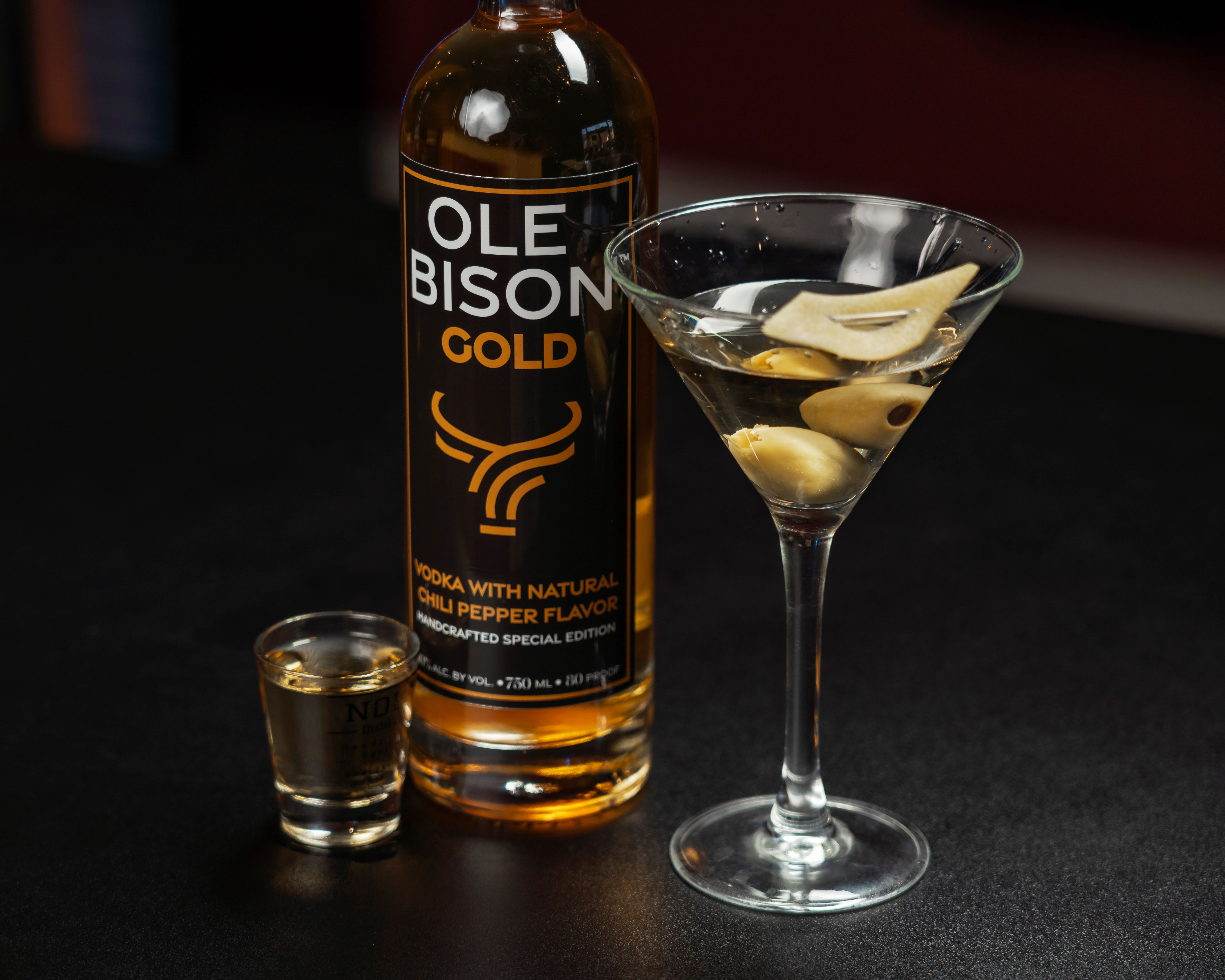 Altın renkli Au Vodka şişesi